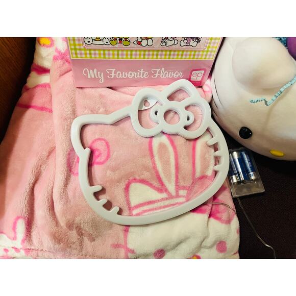 Hello Kitty bundle plush Easter basket with 6070 Easter throw 1000 piece puzzle - Picture 4 of 9